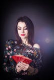 Mooie fortuinteller die op de Tarotkaarten benieuwd zijn stock afbeeldingen Mooie fortuinteller die op de Tarotkaarten benieuwd zijn stock afbeeldingen