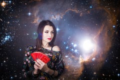 Mooie fortuinteller die op de Tarotkaarten benieuwd zijn stock fotografie Mooie fortuinteller die op de Tarotkaarten benieuwd zijn stock fotografie