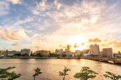 Mooie gele zonsondergang bij Capibaribe-Rivier Rio Capibaribe, Alfandega-Dijk Cais DA Alfândega, Recife, Pernambuco, Brazilië royalty-vrije stock foto's Mooie gele zonsondergang bij Capibaribe-Rivier Rio Capibaribe, Alfandega-Dijk Cais DA Alfândega, Recife, Pernambuco, Brazilië royalty-vrije stock foto's