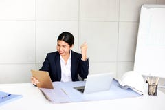 Mooie gelukkige jonge bedrijfsvrouw die in het bureau werken stock fotografie Mooie gelukkige jonge bedrijfsvrouw die in het bureau werken stock fotografie