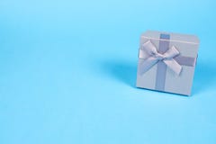 Mooie giftdoos op blauwe achtergrond royalty-vrije stock fotografie Mooie giftdoos op blauwe achtergrond royalty-vrije stock fotografie
