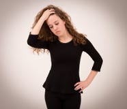 Mooie Ginger Teenage Girl In Black-Kleren royalty-vrije stock foto's Mooie Ginger Teenage Girl In Black-Kleren royalty-vrije stock foto's