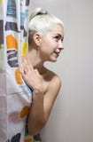 Mooie glimlachende vrouw die haar lichaam omvatten met douchegordijn royalty-vrije stock fotografie Mooie glimlachende vrouw die haar lichaam omvatten met douchegordijn royalty-vrije stock fotografie