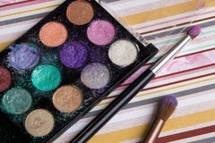 Mooie heldere oogschaduwwen, make-up, scherper, borstel op een heldere gekleurde achtergrond, zachte beddegoedkleuren royalty-vrije stock foto's Mooie heldere oogschaduwwen, make-up, scherper, borstel op een heldere gekleurde achtergrond, zachte beddegoedkleuren royalty-vrije stock foto's