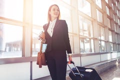 Mooie het glimlachen vrouwelijke steward dragende bagage die naar vliegtuig in de luchthaven gaan stock afbeelding Mooie het glimlachen vrouwelijke steward dragende bagage die naar vliegtuig in de luchthaven gaan stock afbeelding