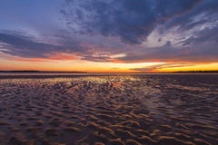Mooie het gloeien zonsondergangbezinningen in zandrimpelingen, Inverloch, Royalty-vrije Stock Afbeeldingen Mooie het gloeien zonsondergangbezinningen in zandrimpelingen, Inverloch, Royalty-vrije Stock Afbeeldingen
