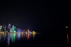 Mooie horizon van Doha corniche met schaduw op water stock foto's Mooie horizon van Doha corniche met schaduw op water stock foto's