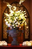 Mooie huwelijksbloemen binnen een kerk stock afbeelding Mooie huwelijksbloemen binnen een kerk stock afbeelding