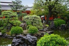 Mooie Japanse tuin met kleurrijke esdoornbomen en meer in de herfst, toeristen die in regenachtige dag Kyoto Japan waiking stock foto Mooie Japanse tuin met kleurrijke esdoornbomen en meer in de herfst, toeristen die in regenachtige dag Kyoto Japan waiking stock foto