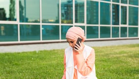 Mooie jonge Arabische vrouw die op celtelefoon spreken Royalty-vrije Stock Fotografie Mooie jonge Arabische vrouw die op celtelefoon spreken Royalty-vrije Stock Fotografie