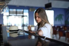 Mooie jonge blonde het drinken koffie Aantrekkelijke meisjeszitting in koffie Het ontspannen De vakantie van de zomer zomer stock fotografie Mooie jonge blonde het drinken koffie Aantrekkelijke meisjeszitting in koffie Het ontspannen De vakantie van de zomer zomer stock fotografie