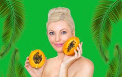 Mooie jonge blonde vrouw met papaja in handen Het concept gezonde huid en het bevochtigen Voordelen van fruit royalty-vrije stock fotografie Mooie jonge blonde vrouw met papaja in handen Het concept gezonde huid en het bevochtigen Voordelen van fruit royalty-vrije stock fotografie