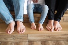 Mooie jonge familie Naakte voeten van moeder, vader en dochter royalty-vrije stock afbeeldingen Mooie jonge familie Naakte voeten van moeder, vader en dochter royalty-vrije stock afbeeldingen