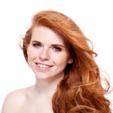 Mooie jonge glimlachende vrouw met rood haar en geïsoleerde sproeten royalty-vrije stock foto Mooie jonge glimlachende vrouw met rood haar en geïsoleerde sproeten royalty-vrije stock foto