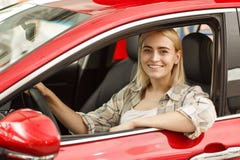 Mooie jonge vrouw die nieuwe auto kopen bij het handel drijven stock afbeeldingen Mooie jonge vrouw die nieuwe auto kopen bij het handel drijven stock afbeeldingen