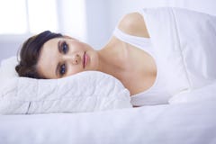 Mooie jonge vrouw die op wit bed liggen Royalty-vrije Stock Afbeeldingen Mooie jonge vrouw die op wit bed liggen Royalty-vrije Stock Afbeeldingen