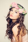 Mooie jonge vrouw met bloemen Mooie vrouwen royalty-vrije stock foto Mooie jonge vrouw met bloemen Mooie vrouwen royalty-vrije stock foto
