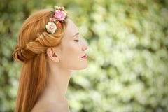 Mooie jonge vrouw met bloemenkroon in haar stock foto Mooie jonge vrouw met bloemenkroon in haar stock foto