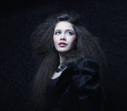 Mooie jonge vrouw met krullende haar en avondsamenstelling Juwelen en schoonheidsconcept De kunstfoto van de manier royalty-vrije stock foto's Mooie jonge vrouw met krullende haar en avondsamenstelling Juwelen en schoonheidsconcept De kunstfoto van de manier royalty-vrije stock foto's
