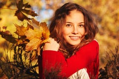 Mooie jonge vrouw in sweater in de herfstpark Stock Foto Mooie jonge vrouw in sweater in de herfstpark Stock Foto