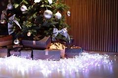 Mooie Kerstboom, feelichten en giftdozen Royalty-vrije Stock Foto's Mooie Kerstboom, feelichten en giftdozen Royalty-vrije Stock Foto's