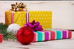 Mooie kleurrijke Kerstmisgiften met ballen stock afbeelding Mooie kleurrijke Kerstmisgiften met ballen stock afbeelding