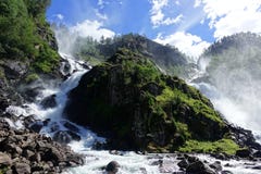 Mooie Latefossen-waterval met twee avontuurlijke geiten in Noorwegen royalty-vrije stock afbeeldingen Mooie Latefossen-waterval met twee avontuurlijke geiten in Noorwegen royalty-vrije stock afbeeldingen