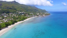Mooie luchtmening van strand, Indische Oceaan en bergen 3, Seychellen stock videobeelden Mooie luchtmening van strand, Indische Oceaan en bergen 3, Seychellen stock videobeelden