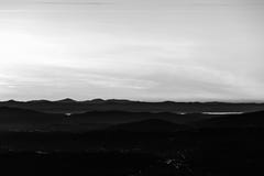 Mooie luchtmening van Umbria Italy-vallei bij schemer, met heuvels, stadslichten en Trasimeno-meer die hemel op licht wijzen Stock Foto Mooie luchtmening van Umbria Italy-vallei bij schemer, met heuvels, stadslichten en Trasimeno-meer die hemel op licht wijzen Stock Foto