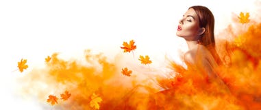 Mooie maniervrouw in de herfst gele kleding met dalende bladeren royalty-vrije stock afbeeldingen Mooie maniervrouw in de herfst gele kleding met dalende bladeren royalty-vrije stock afbeeldingen
