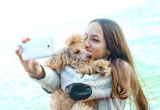 Mooie meisje genomen beelden van zelf haar royalty-vrije stock fotografie Mooie meisje genomen beelden van zelf haar royalty-vrije stock fotografie