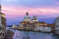 Mooie mening over Basiliekdi Santa Maria della Salute in gouden avondlicht bij zonsondergang in Veneti?, Itali? stock fotografie Mooie mening over Basiliekdi Santa Maria della Salute in gouden avondlicht bij zonsondergang in Veneti?, Itali? stock fotografie
