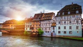 Mooie mening van de historische stad van Straatsburg, kleurrijke hous stock afbeelding Mooie mening van de historische stad van Straatsburg, kleurrijke hous stock afbeelding