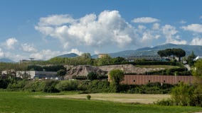 Mooie mening van groene gebieden en weiden bij zonsondergang in Toscanië royalty-vrije stock afbeelding Mooie mening van groene gebieden en weiden bij zonsondergang in Toscanië royalty-vrije stock afbeelding