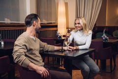 mooie midden oude paar het drinken wijn en het glimlachen van elkaar in hotelrestaurant stock afbeeldingen mooie midden oude paar het drinken wijn en het glimlachen van elkaar in hotelrestaurant stock afbeeldingen