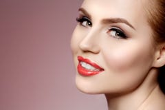 Mooie modelvrouw in de make-up Jong modern meisje i van de schoonheidssalon stock foto's Mooie modelvrouw in de make-up Jong modern meisje i van de schoonheidssalon stock foto's