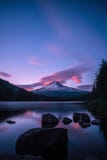 Mooie MT-Kap over Trillium-Meer, Oregon stock foto Mooie MT-Kap over Trillium-Meer, Oregon stock foto
