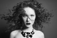 Mooie naakte vrouw met zwarte juwelen Het Portret van de manier stock fotografie Mooie naakte vrouw met zwarte juwelen Het Portret van de manier stock fotografie