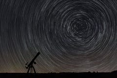 Mooie nachthemel, Sterslepen over ingediende en astronomische telescoop royalty-vrije stock foto Mooie nachthemel, Sterslepen over ingediende en astronomische telescoop royalty-vrije stock foto