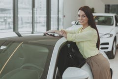 Mooie onderneemster die nieuwe auto kopen stock afbeelding Mooie onderneemster die nieuwe auto kopen stock afbeelding
