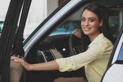 Mooie onderneemster die nieuwe auto kopen royalty-vrije stock fotografie Mooie onderneemster die nieuwe auto kopen royalty-vrije stock fotografie