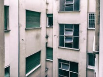 Mooie oude vensters in Rome (Italië) Mening van het venster van de flat in de binnenplaats van een woningbouw stock foto Mooie oude vensters in Rome (Italië) Mening van het venster van de flat in de binnenplaats van een woningbouw stock foto