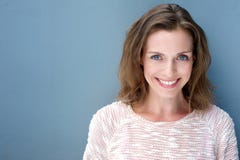 Mooie oudere vrouw die met sweater glimlachen Royalty-vrije Stock Afbeelding Mooie oudere vrouw die met sweater glimlachen Royalty-vrije Stock Afbeelding