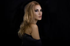 Mooie sexy blonde vrouw Donkere achtergrond De ogenmake-up van Smokey stock fotografie Mooie sexy blonde vrouw Donkere achtergrond De ogenmake-up van Smokey stock fotografie