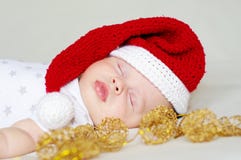 Mooie slaapbaby in de hoed van een Nieuwjaar Stock Fotografie Mooie slaapbaby in de hoed van een Nieuwjaar Stock Fotografie