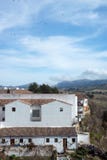 Mooie stad bovenop een berg in de Spaanse provincie van Malaga in Andalusia Mening van stock foto's Mooie stad bovenop een berg in de Spaanse provincie van Malaga in Andalusia Mening van stock foto's