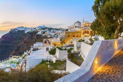Mooie stegen van de beroemde Fira-stad na zonsondergang in schemeringtijd Oia op Eiland Santorini stock fotografie Mooie stegen van de beroemde Fira-stad na zonsondergang in schemeringtijd Oia op Eiland Santorini stock fotografie