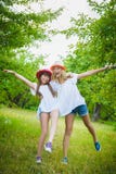 Mooie Tieners die Pret in Park hebben Openlucht royalty-vrije stock foto's Mooie Tieners die Pret in Park hebben Openlucht royalty-vrije stock foto's