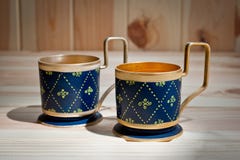 Mooie uitstekende die metaalhouders voor glazen op een houten achtergrond worden geschoten stock afbeeldingen Mooie uitstekende die metaalhouders voor glazen op een houten achtergrond worden geschoten stock afbeeldingen
