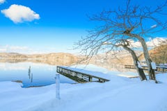 Mooie verse sneeuw in de winter rond het bergenmeer en RT Stock Foto Mooie verse sneeuw in de winter rond het bergenmeer en RT Stock Foto